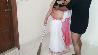 عندما تقوم الخادمة الهندية بتمشيط منزل المالك السعودي، يقوم المالك بمضاجعتها - Maid Fucked By Boss