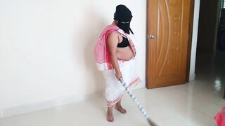 عندما تقوم الخادمة الهندية بتمشيط منزل المالك السعودي، يقوم المالك بمضاجعتها - Maid Fucked By Boss