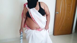 عندما تقوم الخادمة الهندية بتمشيط منزل المالك السعودي، يقوم المالك بمضاجعتها - Maid Fucked By Boss