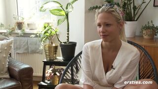 Ersties - Feurige Blondine masturbiert mit Fingern und Spielzeug