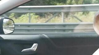 Marito mostra la moglie sull'autostrada ai camionisti mentre si masturba