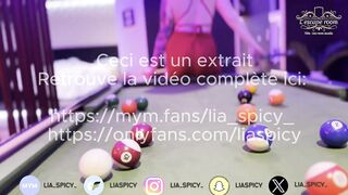 Elle se fourre une boule de billard dans la chatte et se fait sodomiser comme une chienne