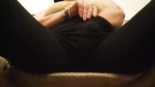 Horny milf masturbates in her friend's house without being seen