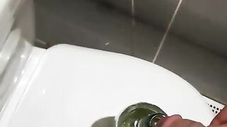 pisse dans sa bouteille et dans la douche