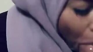 Hijab beurette arab sucks a big cock