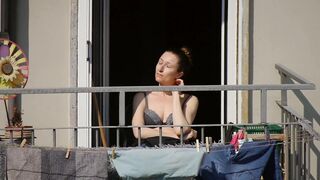 This nice mom gets some sun in bra during the lockdown