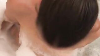 Stepmom gives Bubblebath Blowjob