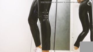 Slut showing her tight latex leggings ass in changing room !