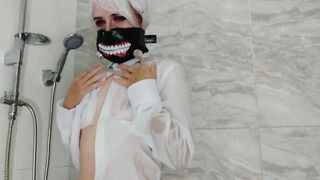 Tokyo Ghoul-Sexy cosplayer caresses herself through a wet sh