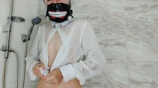 Tokyo Ghoul-Sexy cosplayer caresses herself through a wet sh