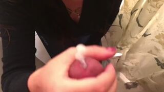 Entra En Mi Ducha Y me Sorprende Con Una Rica Mamada