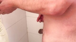 Entra En Mi Ducha Y me Sorprende Con Una Rica Mamada