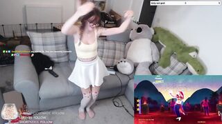 CUTE TWITCH STREAMER GIRL DANCING TO SHAKIRA (SHYPHOEBE)