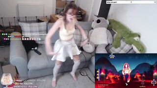 CUTE TWITCH STREAMER GIRL DANCING TO SHAKIRA (SHYPHOEBE)