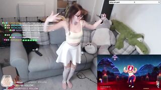 CUTE TWITCH STREAMER GIRL DANCING TO SHAKIRA (SHYPHOEBE)