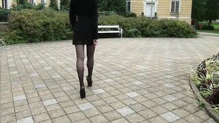 Lady Leather-Miniskirt walking