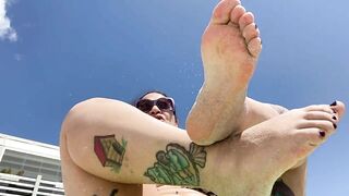 CLEAN MY SEXY DIRTY FEET IN THE BEACH