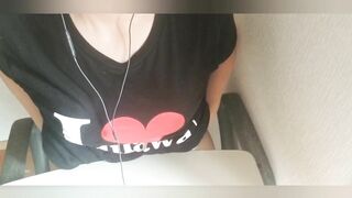 【人妻チャットオナニー】乳首コリコリしてエッチな声を出しちゃうイケナイ奥様