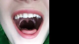 Puta Nerd sacando la lengua