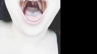 Puta Nerd sacando la lengua