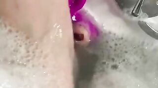 Foot job. 11 toe hoe gives foot job in bath!!