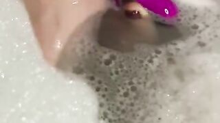 Foot job. 11 toe hoe gives foot job in bath!!