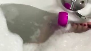 Foot job. 11 toe hoe gives foot job in bath!!