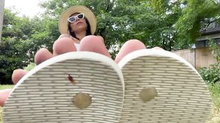 Havaianas, natural nails and dirty soles