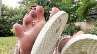 Havaianas, natural nails and dirty soles