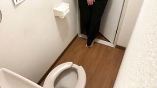 OLのお姉さんがギリギリまで我慢してトイレでおしっこ