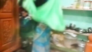 Desi aunty sary changing in home