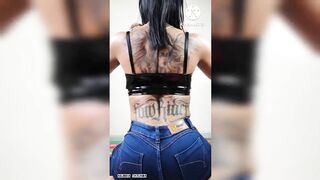 gata faz dança tântrica com jeans massageando sua bunda cheia de óleo.