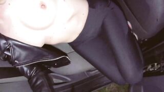 Amateur babe in black leather jacket fucks doggy on the car's back seat and takes a huge cum load