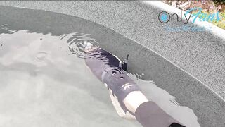 18 yo Playing with gym clothes in the pool ???????? Wet sneakers and tight wetlook leggings