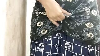 Hot aunty ne aapne kapde uatare aur dekhaya hot figure indian hot desi aunty