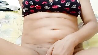 Indian Sexy Bhabhi Gets hot and want my big cock