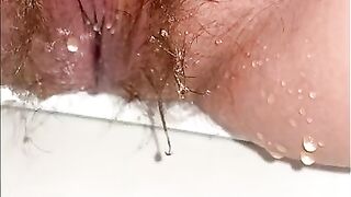 A HAIRY PUSSY PEES AND PISS RUNS DOWN HER WHITE THIGHS. PEE DIARY. WELCOME TO MY TOILET.