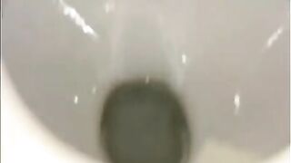 A HAIRY PUSSY PEES AND PISS RUNS DOWN HER WHITE THIGHS. PEE DIARY. WELCOME TO MY TOILET.