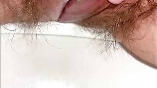 A HAIRY PUSSY PEES AND PISS RUNS DOWN HER WHITE THIGHS. PEE DIARY. WELCOME TO MY TOILET.